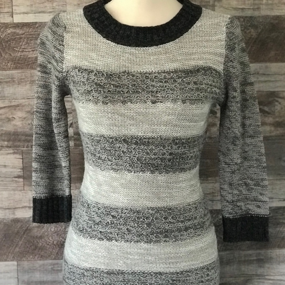 YOKI Grey and Black Sweater Size Medium Quarter Sleeve